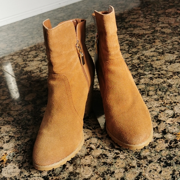 Tahari GLENN suede ankle boots - Picture 6 of 6